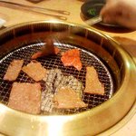 焼肉問屋 牛蔵 - 上ももを焼く