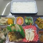 福山まるたま - まるたま弁当 税込410円　鯖の塩焼きとカレー焼きうどん(2017.06.20)