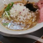 煮干し豚骨らーめん専門店 六郷 - 煮干し100%ラーメンたまねぎトッピング。