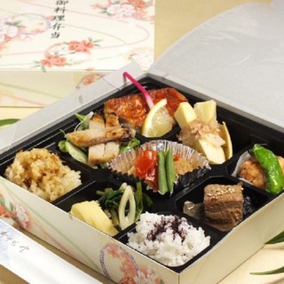 配達OK！特別な席に、季節の素材を使った「旬彩弁当」を