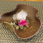 旬彩和心 棗 - ずいきと椎茸の辛子和え 泡は甘酸っぱいざくろのソースです