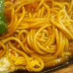 メルヘン - 鉄板の底には溶き卵が敷かれており、うーまーいーぞー!