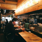 山猫バル - 意外と奥まで続いてます。