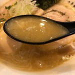 中華蕎麦 生る - 豚骨と鶏ガラ、魚介系の絶妙な配合
            クルーミーでコクのある濃厚なスープ