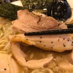 柔らかく美味しいチャーシューは箸で持ち上げたら
          ポロリと崩れました