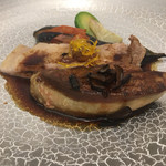 Grand rocher - 銘柄豚とガチョウのフォアグラのソテー、ソースが奥行きのあり甘いのが特徴