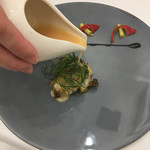 Grand rocher - 仕上げにピスタチオソースをかけて完成なのです( ^ω^ )