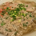 Banu Enta - クイッテイオムー（タイ風豚肉のラーメン）