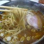 彩色ラーメンきんせい - カレー仕立ての味噌らーめん（麺持ち上げ）