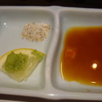 日本の宿 古窯 - ステーキのたれ（しょうゆベース）、わさび、レモン、塩