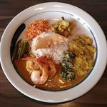 ORAS - 海老カレー　プレート(小)　￥1000

バスマティライスが中央

エビカレー
レンズ豆のカレー
ココナッツのふりかけ
オクラのカレー
カシューナッツとさつま芋のカレー

三つ葉と水菜のサラダ