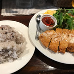 ルセット シェ イイナ - ミラノ風カツレツ（黒米ライス大盛）980円。