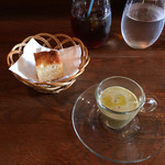 ラッテリア ベベ  カマクラ - 前菜。パンとスープ