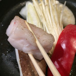 すき焼き 牛しゃぶ 松重 - 箸に食い込む牛脂は感動モノです。
      海津本店では接客担当の人が焼いてくれました。