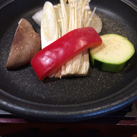 すき焼き 牛しゃぶ 松重 - 固形燃料に火を着けて頂いて、自分で焼きます。