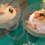 プリック - 左は「パンダンリーフアイス」、右は「ココナッツアイス」。
      透明のはナタデココではなく、タピオカ！