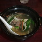 狸の焼鳥 - 煮込みっす。鳥モツ＆豆腐＆玉＋長ギーネー＆人参入りの塩ベースだｙo！焼き鳥焼けるまで食ってけさいんや。遅い時間にゃ無くなってしまうよ。