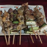 狸の焼鳥 - 盛り合わせ10本。量はライトでそ？タレもあんぜ。うぉ、脂ツボ見えでしまっちぇだ失敬、なんこつ（ぼんじりスライス）、皮、砂肝となんか（爆）