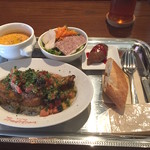 トラディシオン - 【ランチ】鶏モモ肉の炭火焼 フレッシュトマトの南仏風ソース 1000円(税込)