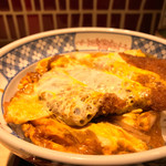 味奈登庵 - #食べログ的に撮るとこうなる。 
      とんかつ屋さんのカツ丼はとんかつを食べさせるもの、蕎麦屋さんのカツ丼は丼ものを食べさせるもの、か。
      なるほど！  
      カツ丼として適切なかつの厚さ・大きさ。