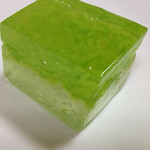 美鈴 - 綺麗な黄緑の寒天にはあんこがサンドされています。