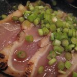 九州酒場 梅次郎 - 薩摩地鶏タタキ　アップ