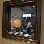 ビストロ インコントロ - 店内から厨房の風景