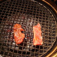 草の家 赤坂店 - 焼き肉焼いているところ