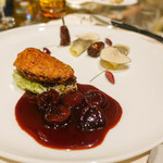 ロオジエ - ロゼール産乳飲み仔羊のロティ フヌイユのフォンダン ブレゼしたエポールとコリエのクルスティヤン トマトのコンフィ バジル風味 マジョラム香るズッキーニのファルシィ タイムとシトロンコンフィ入りのジュ