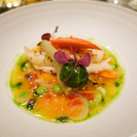 ロオジエ - ブール・ド・クルスタッセで温めたオマール・ブルー 香味野菜のナージュ バジルとオリーブオイルの香り ズッキーニのチャツネを詰めたサラダ菜のボンボン