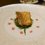 ロオジエ - 甘鯛のうろこ焼き 野菜のクロカン トマトコンフィとフレッシュハーブ ソースジャンジャンブル