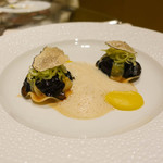 ロオジエ - ラングスティーヌのラビオリ «ノワール/ブランシュ»　サマートリュフのラメル フヌイユのサラダとムースリーヌ サフラン風味 コンソメ・オマールとフォワグラのエミュルション