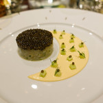 ロオジエ - クリスタル・キャビアと真鯛のタルタル なめらかなポテトと卵のクリーム きゅうりのマリネ トーストしたパン・ド・カンパーニュと海藻バター