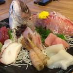 Umiterasu Nadachi Hoteru Kourin - お刺身用に選んだ真鯛とデフォのお魚