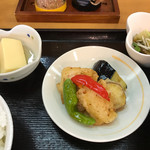 手打ちうどん 西村 - おかずはとり天と野菜、卵豆腐、なすの煮浸し