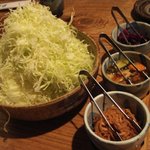 かつ吉 野庵 - キャベツと漬け物（フラッシュ無し）