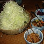 かつ吉 野庵 - キャベツと漬け物（フラッシュ有り）