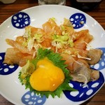 もつ焼 あぶさん - 白身魚の漬け、玉子のせ