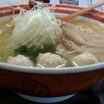 厚木本丸亭 - 鶏三昧塩らー麺には、蒸し鶏、鶏つくね、鶏そぼろ、ワンタン、春菊、白髭ねぎが乗った❢