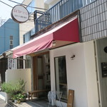 おむすび まるさんかく - エクリュの壁と使い込んだ木のカウンターがナチュラルな小さな店1