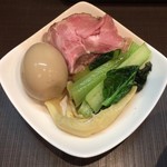 麺屋りゅう - 冷やし煮干しつけめんのトッピング + 味玉