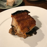 レストランユニック - アグー豚皮付きバラ肉のコンフィ
