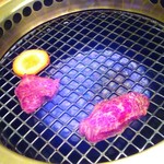 焼肉・もつ鍋 五臓六腑 - 霜降りを焼く