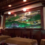 万平ホテル メインダイニングルーム - ダイニング内のステンドグラス