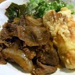 はま乃や - 今日のメイン料理の焼肉です。 熱々の出来たてでの登場です。 この、お肉が柔らかくていい味しているんですよ。 味付けがね、いい感じなんですよ。 少し薄めの味付けなんだけど、次々と食べたくなる味付けなんで