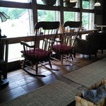 Watokusekian - 窓に向かって並べられた椅子。のどかな景色が広がっています。