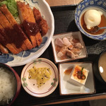 普通の食堂いわま - この日はトンカツ、温泉卵、蒸し鶏のゴマだれでした〜