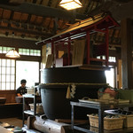 ざいごうどん 本家 わら家 - 店内中央には大きなお釜と陰陽石が祀ってあります