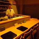 かま田 - 店内カウンターと気さくな天才料理人かま田氏