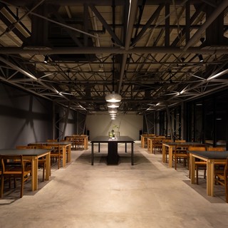 伝統的建築物に指定された自社工場をモダンにリノベーション